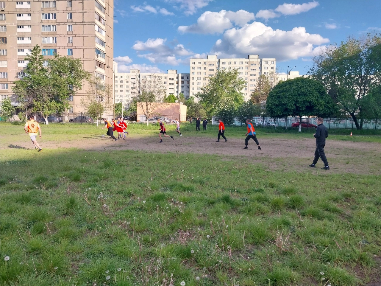 Соревнования по футболу.