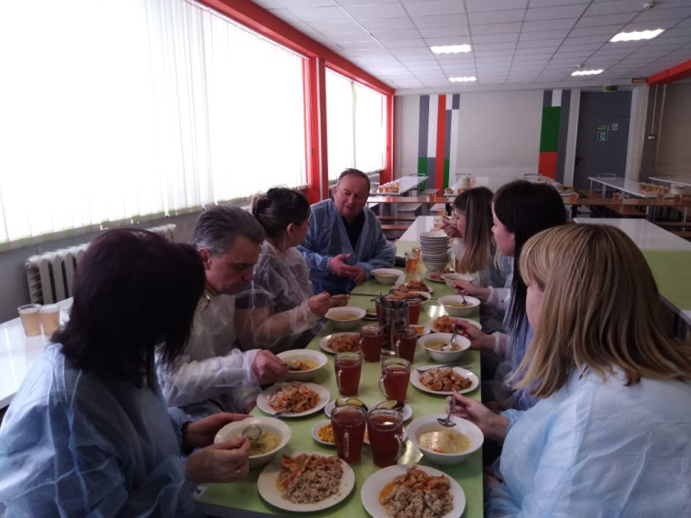 мониторинг качества школьного питания совместно с представителями партии «Единая Россия».